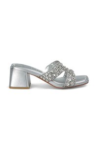 Sandali con tacco a blocco argentati, con cinturini larghi decorati con strass trasparenti, materiale liscio e lucido, e design con punta aperta.