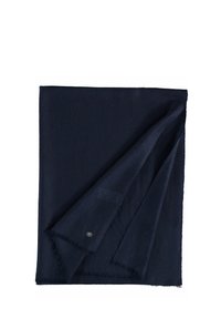 Tamno plavi pokrivač od mekanog materijala; ima resaste rubove i mali metalni logotip u jednom kutu.