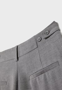 Graue Hosen mit glatter Textur, die zwei schwarze Knöpfe am Bund und zwei hintere Taschen ohne sichtbare Muster aufweisen.