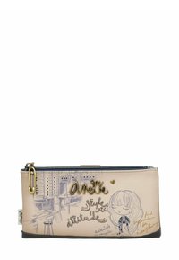 Estuche de lápices color crema hecho de polipiel, con cierre de cremallera, herrajes en tono dorado e ilustraciones en tinta azul y negra.
