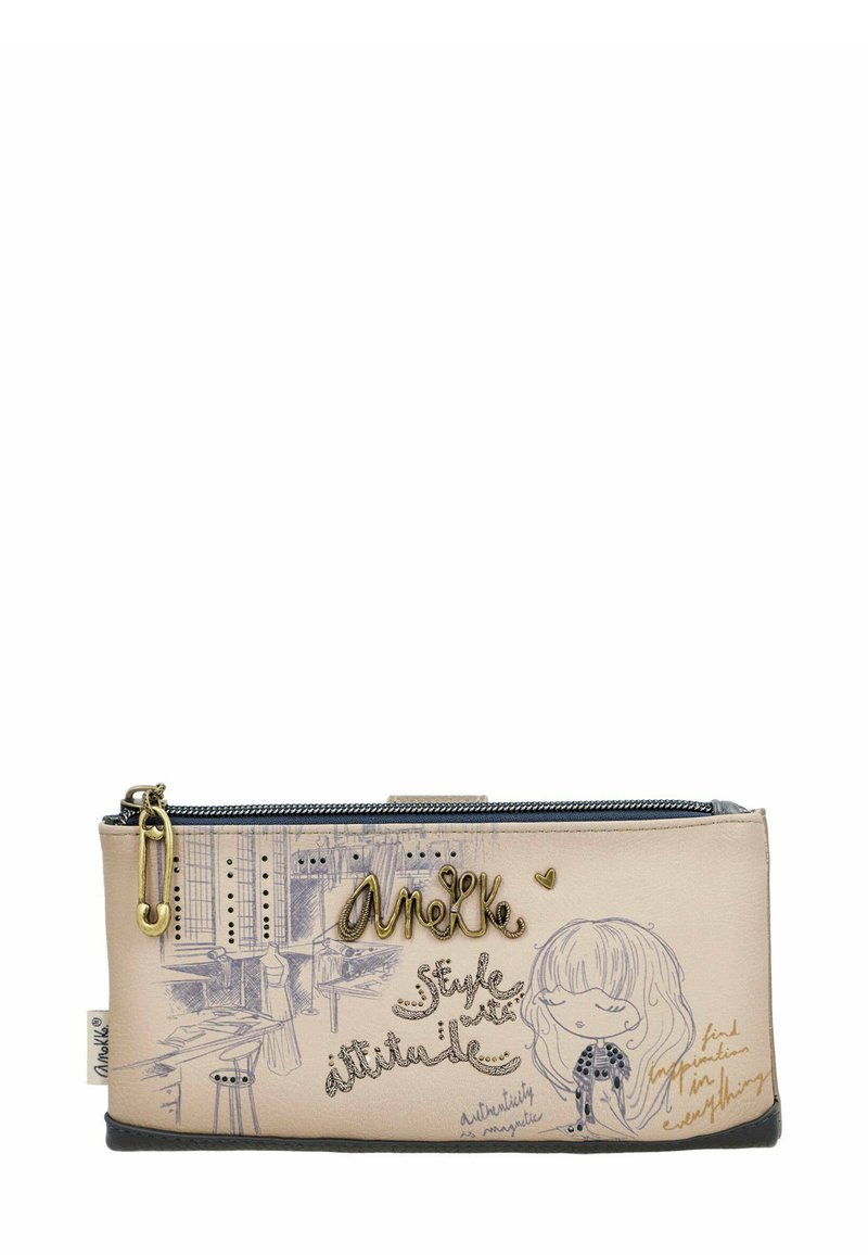 Estuche de lápices color crema hecho de polipiel, con cierre de cremallera, herrajes en tono dorado e ilustraciones en tinta azul y negra.