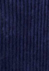Marineblaues Cordstoffgewebe mit vertikaler Rippstruktur. Die Oberfläche ist weich mit einem leichten Glanz und zeigt markante Linien aus den Rillen.
