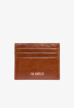 Tarjetero de cuero marrón con tres ranuras para tarjetas y el logo "THE KOOPLES" en relieve dorado en el centro frontal.