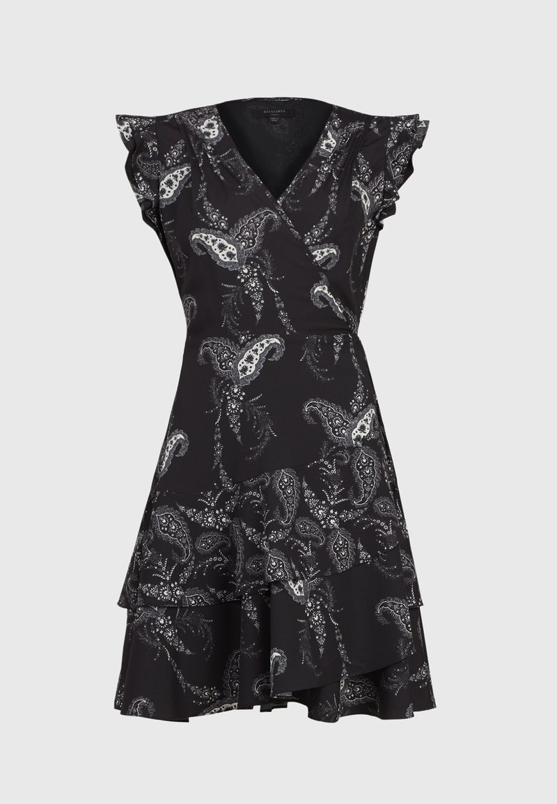 Musta kietaisumekko, jossa on valkoinen paisley-kuvio, röyhelöhihat ja kerroksellinen helmasuunnittelu. Valmistettu kevyestä kankaasta.