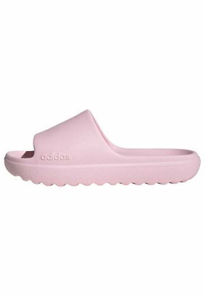Sandale slide Adidas rose clair avec semelle texturée et bout ouvert, bride unique rembourrée sur le dessus du pied pour un port décontracté.