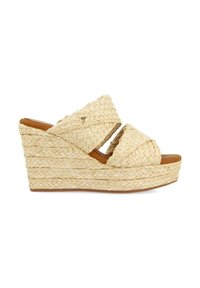 Sandales compensées avec tige en paille tressée, design à brides croisées, couleur beige, et semelle tan. Fini texturé avec un aspect naturel.
