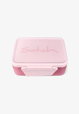 Rosa rechteckige Brotdose mit glatter Oberfläche, die ein dezentes "Satch"-Logo und einen Verschluss mit der Aufschrift "DU HAST ES IN DER HAND" aufweist.