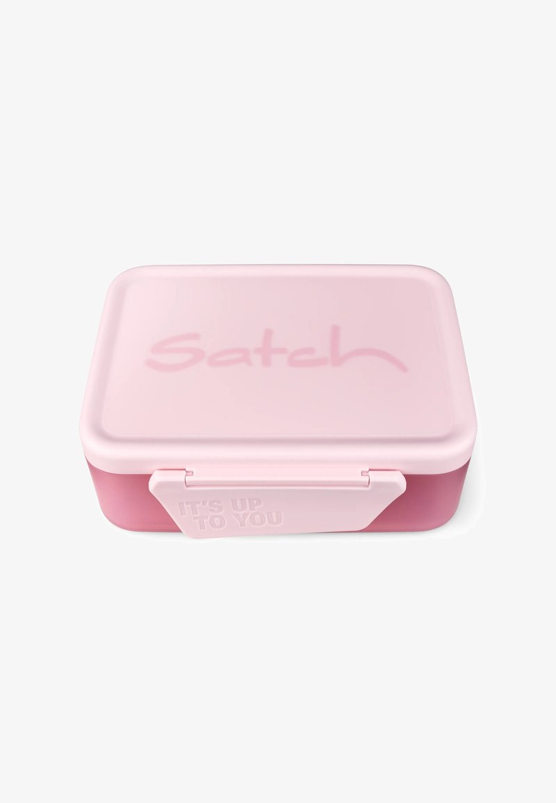 Rosa rechteckige Brotdose mit glatter Oberfläche, die ein dezentes "Satch"-Logo und einen Verschluss mit der Aufschrift "DU HAST ES IN DER HAND" aufweist.