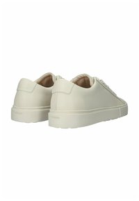 Witte leren sneakers met een gladde textuur, ronde neus en minimalistisch ontwerp. Heeft een lage silhouet en een platte rubberen zool.
