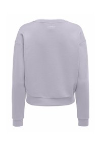 Sudadera de color púrpura claro con escote redondo, hombros caídos y puños acanalados. La parte posterior presenta un pequeño logotipo cerca del escote.