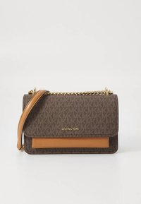 Brązowa torebka na ramię Michael Kors z charakterystycznym nadrukiem logo, paskiem z cielęcej skóry w kolorze jasnobrązowym, złotym łańcuszkiem i przednią klapką zamykającą.