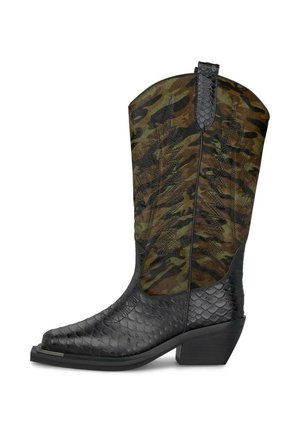 Botas de vaquero negras con estampado de serpiente texturizado, parte superior en camuflaje verde y marrón, puntera afilada, tacón apilado y detalles de costura decorativa.