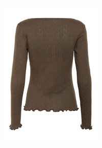 Bruine lang-sleeve aangesloten trui met subtiele verticale patronen en gerimpelde randjes op de mouwen en onderkant.