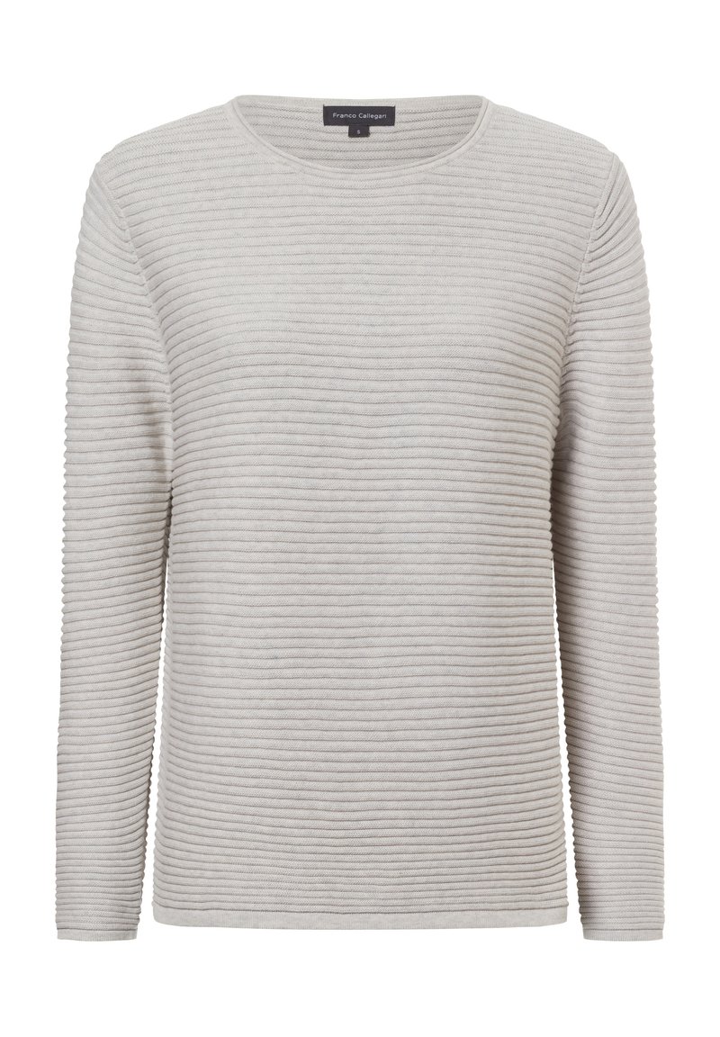 Hellgrauer, langärmeliger Pullover mit geripptem Muster, runden Ausschnitt und geradem Saum. Etikett sichtbar am Kragen.