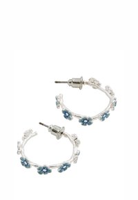 Orecchini a cerchio in argento con accenti floreali blu, caratterizzati da un design testurizzato e un chiusura a perno. Disposti in una piccola forma circolare.