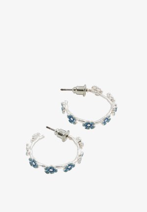Orecchini a cerchio in argento con accenti floreali blu, caratterizzati da un design testurizzato e un chiusura a perno. Disposti in una piccola forma circolare.