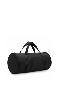 Svart duffelbag laget av slitesterkt stoff, sylinderformet, med to topphåndtak, en frontlomme med glidelås og minimalistisk design.