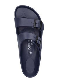 Marineblauwe sandalen met twee verstelbare zwarte gespsluitingen, gevormde voetbed en een getextureerd oppervlak voor grip. Merken zichtbaar op het voetbed.