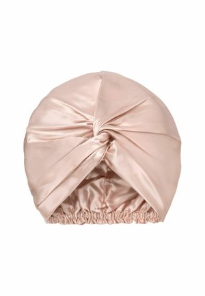 Hellrosa Satin-Haarturban mit vorderem Drehknoten und elastischem Band an der Basis für einen sicheren Sitz.