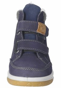 Zapato infantil azul marino con dos correas de Velcro ajustables, media suela blanca y suela de goma marrón. El forro suave en la parte superior añade textura.