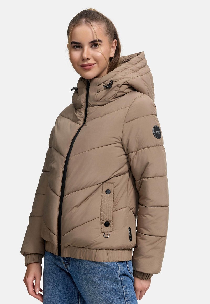 Beige gewatteerde jas met een capuchon, voorzien van een ritssluiting, diagonale stiknaden, zijzakken en een ronde logo patch op de linkerarm.