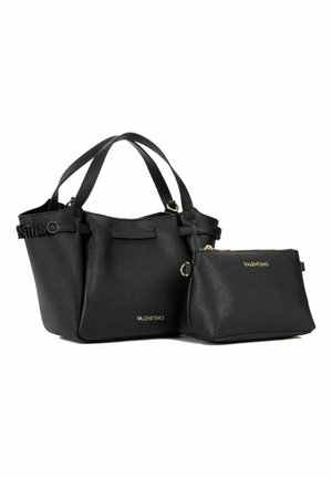 Sac fourre-tout en cuir noir Valentino avec deux poignées et une pochette zippée assortie, les deux ornés d'un lettrage du logo doré sur le devant.