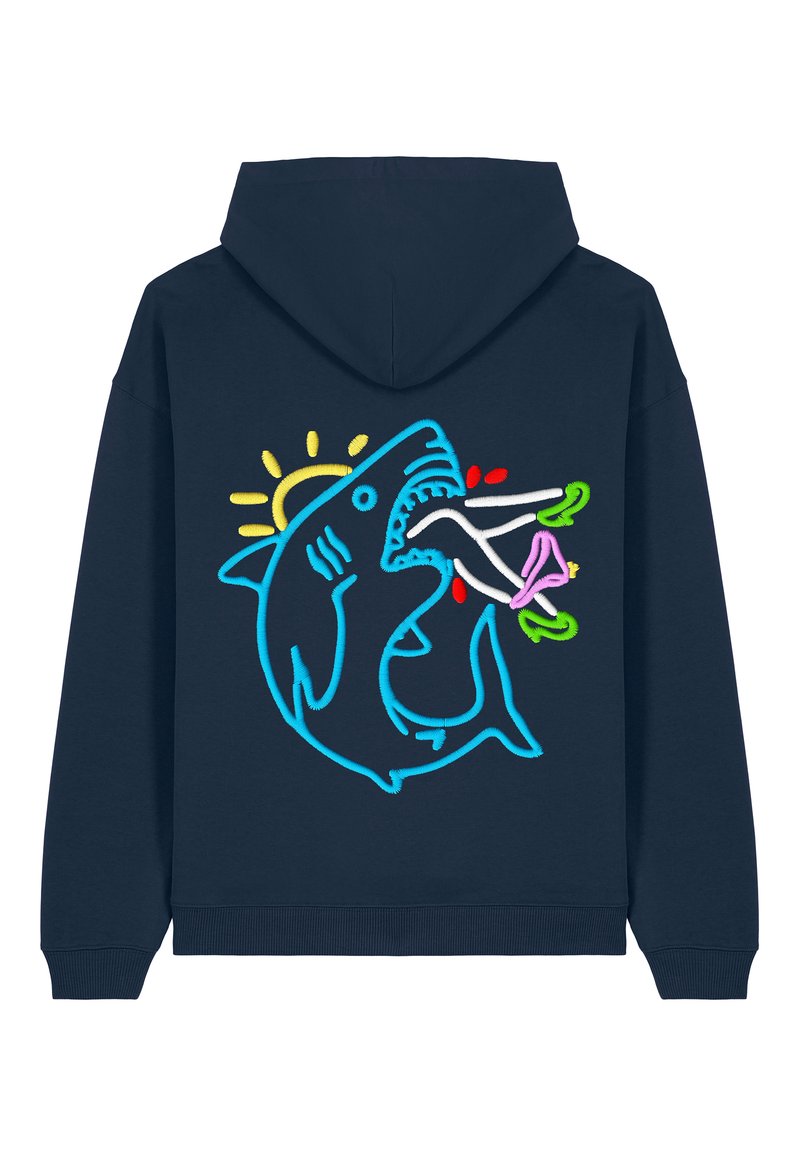 Hoodie bleu marine avec un graphique de requin coloré entouré d'un contour bleu vif, accompagné d'accents ludiques comme un soleil et des formes abstraites.