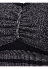 Gros plan sur un tissu tricoté gris foncé et noir avec une couture froncée et une texture côtelée.