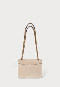 Borsa in suede di colore beige chiaro, con forma rettangolare piatta, manici a catena dorata e dettagli in piping sottili. Texture liscia, design minimalista.