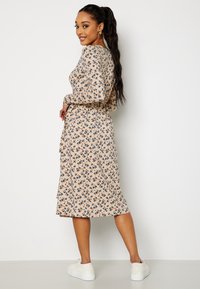 Bubbleroom MIDI JERSEY DRESS - Denní šaty - sand