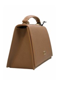 Borsa sintetica color tan con un design strutturato e angolare, dotata di manico superiore e hardware in tonalità oro. Superficie testurizzata con dettagli del logo.