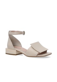 Beige Leder-Sandalette mit breitem Riemen und Klappendetail, Knöchelriemen mit Schnalle, quadratischem Blockabsatz und offener Zehenpartie.