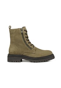 Bota de ante verde oliva con cordones en la parte frontal, cremallera lateral y suela de goma texturizada. Presenta una puntera reforzada y un diseño de altura hasta el tobillo.