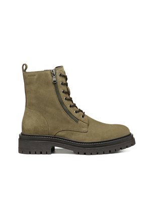 Stivale in suede verde oliva con lacci frontali, zip laterale e suola in gomma testurizzata. Presenta una punta rinforzata e un design alto alla caviglia.