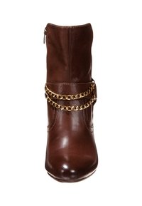 Bota de cuero marrón hasta el tobillo con punta afilada, que presenta un detalle de cadena dorada alrededor del tobillo y un cierre con cremallera lateral.