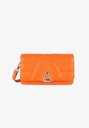 Clutch in pelle arancione con design geometrico trapuntato, hardware triangolare in argento e tracolla staccabile. Stile piatto, con patta pieghevole.