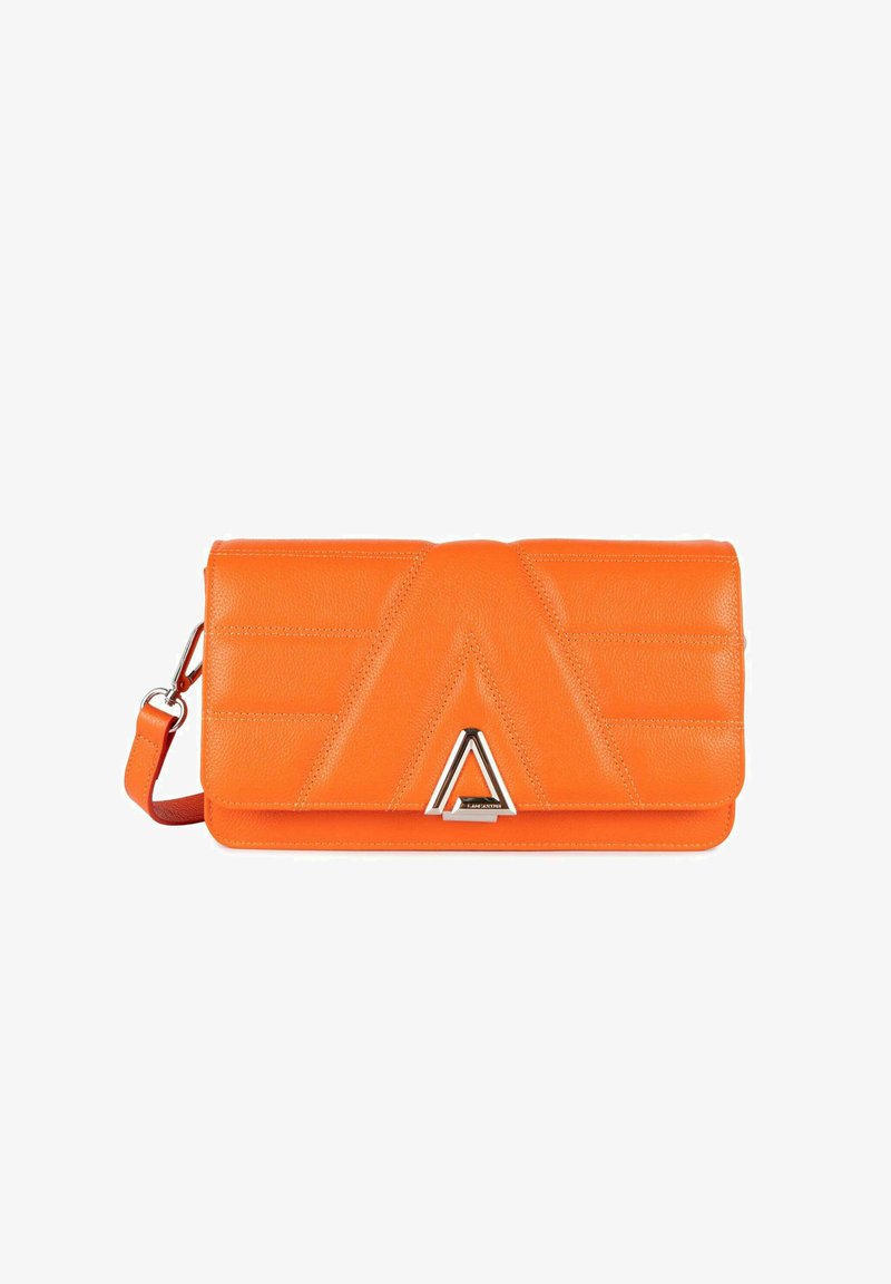 Clutch in pelle arancione con design geometrico trapuntato, hardware triangolare in argento e tracolla staccabile. Stile piatto, con patta pieghevole.