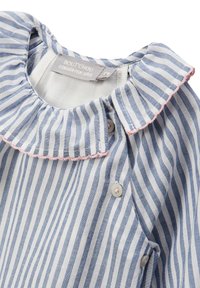 Blouse rayée bleue et blanche avec un col volanté, présentant des accents et des boutons roses. Fabriquée en tissu léger. Étiquette de la marque visible.