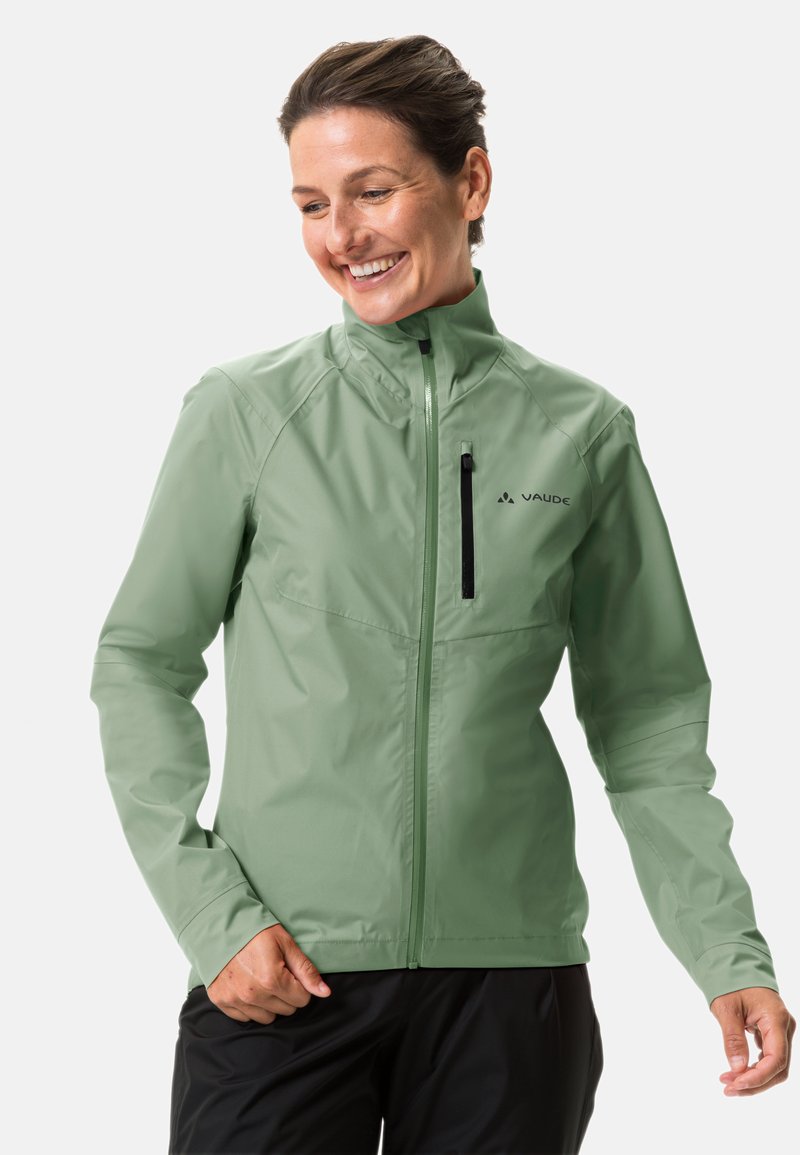 Giubbotto da esterno verde chiaro realizzato in materiale liscio e impermeabile. Presenta un colletto alto, una tasca sul petto con zip e maniche aderenti.