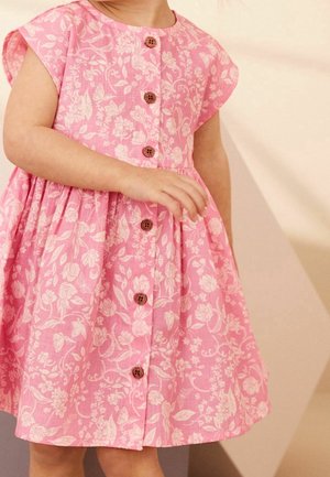 Rosenblumenmuster-Kleid mit kurzen Ärmeln, das eine Knopfleiste mit Holzknöpfen und einen ausgestellten Rock aufweist. Texturierte Stoffdetails sind sichtbar.