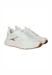 Witte sneakers met een gestructureerd mesh en een bovenwerk van soepel synthetisch leer, accentueert met een luipaardprintdetail en een gumrubberen zool.