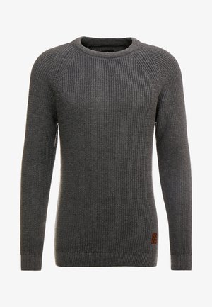 Szary dzianinowy sweter z okrągłym dekoltem, długimi rękawami oraz ściągaczami na mankietach i u dołu. Posiada małą naszywkę z logo na dolnym boku.