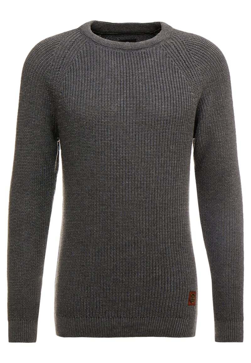 Pull gris tricoté avec encolure ras du cou, manches longues, et poignets et ourlet côtelés. Présente un petit patch logo sur le côté inférieur.