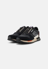 Scarpe sportive nere realizzate con una combinazione di materiali in camoscio e rete, con una suola testurizzata, accenti beige e un motivo geometrico sul lato.