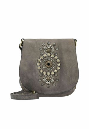Borsa a tracolla in pelle grigia con un design di abbellimento metallico circolare. Presenta un cappuccio piatto, una tracolla regolabile e una superficie testurizzata.