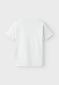 Camiseta de algodón blanca con mangas cortas, cuello redondo y un diseño simple. La tela parece suave con un ligero brillo.