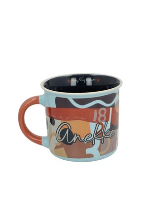 Ceramiczny kubek z uchwytem w kolorze rdzy, abstrakcyjne kształty, tekst "Anekke" i "18" w wielokolorowym wzorze, czarne wnętrze z drobnymi białymi i czerwonymi detalami.