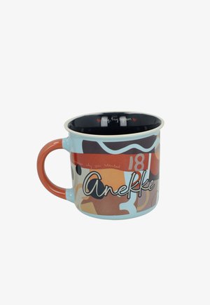 Tasse en céramique avec anse de couleur rouille, formes abstraites, texte "Anekke" et "18" dans un design multicolore, intérieur noir avec petits détails blancs et rouges.