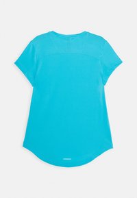 Camiseta de manga corta azul claro con cuello redondo, textura suave, dobladillo curvado y la marca "AEROREADY" en la parte inferior.