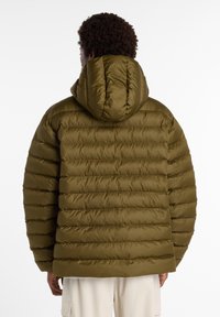 Doudoune vert olive avec une capuche, présentant des sections matelassées horizontales et une texture lisse et brillante. La vue arrière montre une coupe décontractée.